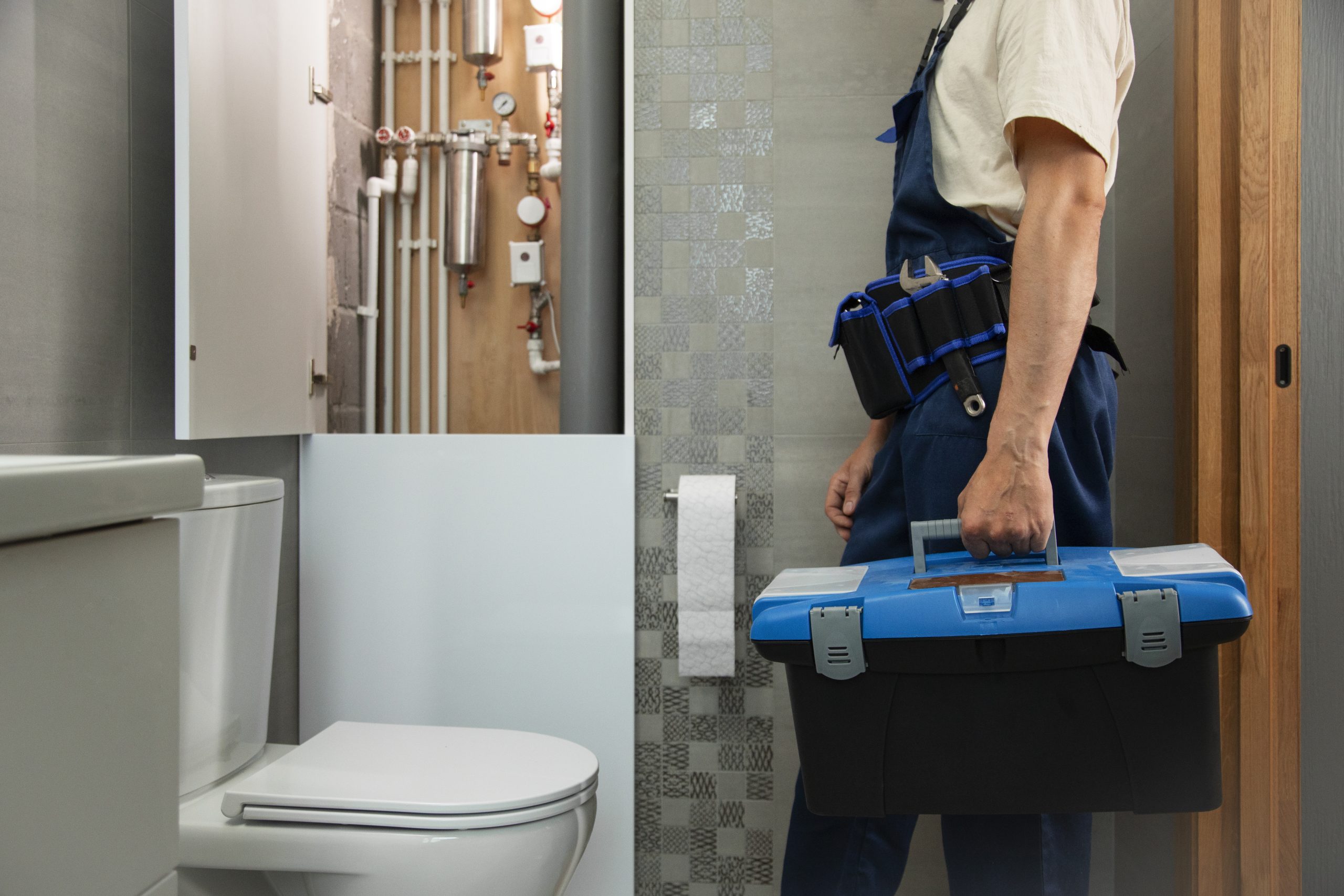 hombre-fontanero-trabajando-para-arreglar-problemas-en-la-casa-del-cliente